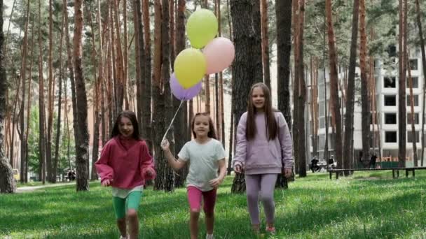 Lovely Kids Girls Outdoor Colorful Balloons Happy Children Running Green — Stock Video