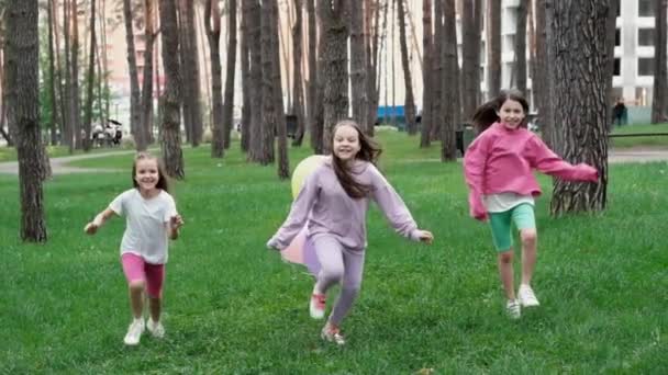 可爱的孩子们在户外用彩色气球 快乐的孩子们手拿着气球在绿草上奔跑 自由的概念 孩子的梦想 幸福的家庭 最好的朋友 慢动作 — 图库视频影像