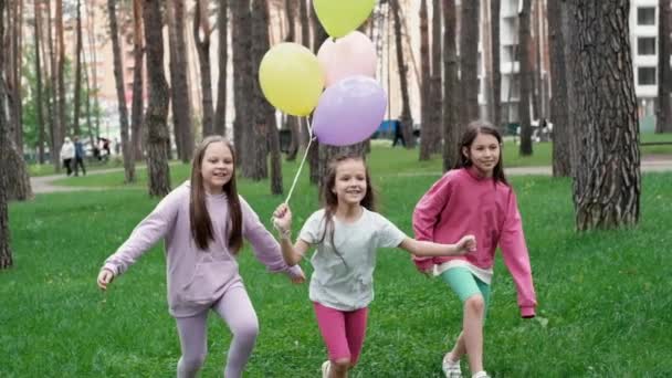 Piękne Dzieci Dziewczyny Świeżym Powietrzu Kolorowych Balonów Szczęśliwe Dzieci Biegające — Wideo stockowe