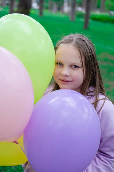 Bastante Adolescente Con Globos Colores Traje Púrpura Parque Niños Felices —  Fotos de Stock