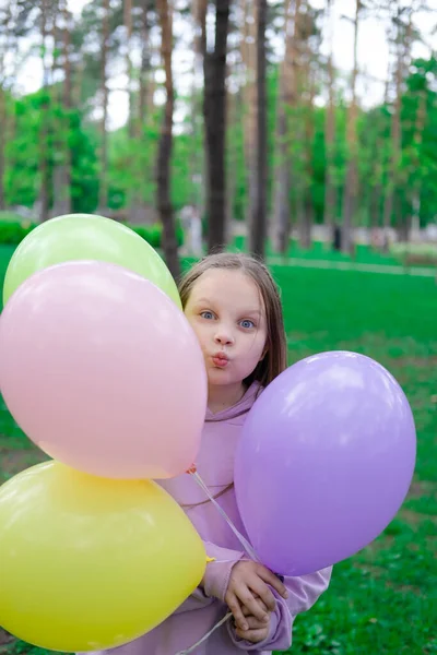 Bastante Adolescente Con Globos Colores Traje Púrpura Parque Niños Felices —  Fotos de Stock