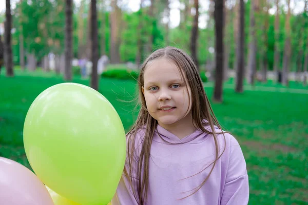 Parkta Mor Kostümlü Renkli Balonları Olan Güzel Bir Genç Kız — Stok fotoğraf