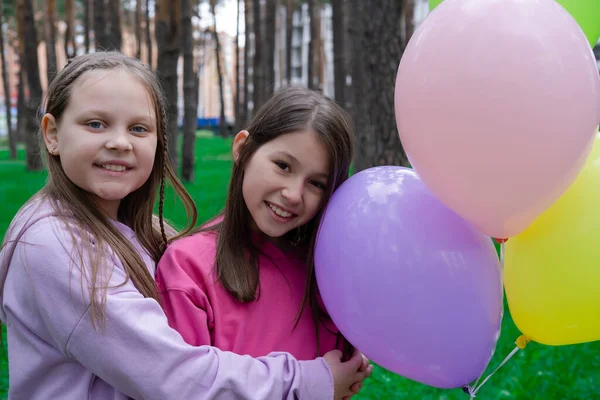 Dos Amigas Adolescentes Bonitas Con Globos Colores Parque Niños Felices —  Fotos de Stock