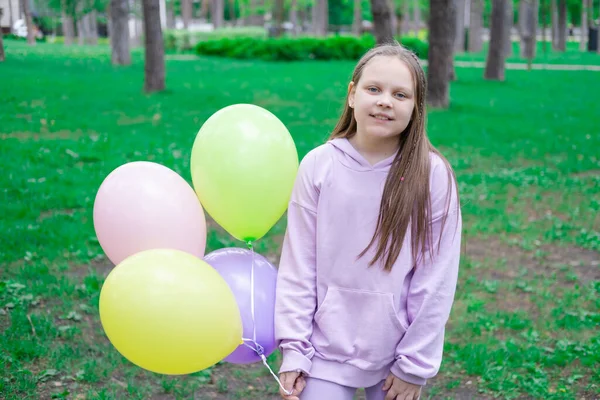 Όμορφη Έφηβη Κοπέλα Πολύχρωμα Μπαλόνια Μωβ Κοστούμι Στο Πάρκο Ευτυχισμένα — Φωτογραφία Αρχείου