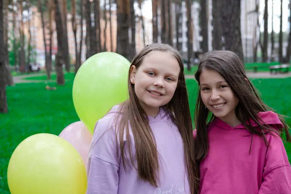Dos Amigas Adolescentes Bonitas Con Globos Colores Parque Niños Felices —  Fotos de Stock