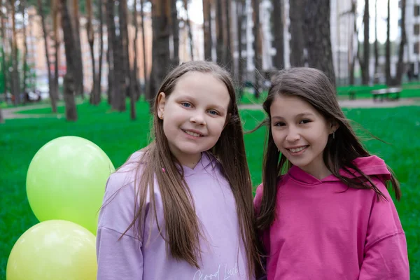 Duas Amigas Adolescentes Bonitas Com Balões Coloridos Parque Miúdos Felizes — Fotografia de Stock