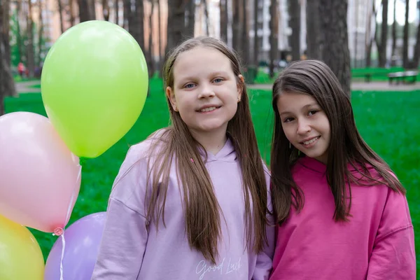 Dos Amigas Adolescentes Bonitas Con Globos Colores Parque Niños Felices —  Fotos de Stock