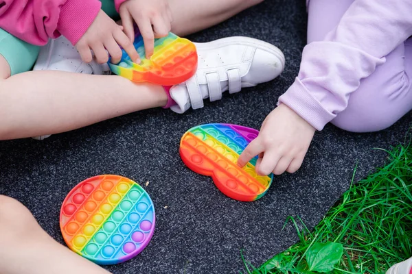 Moda silikon hareketlendirme oyunu duyusal oyuncak patlat. Gökkuşağı yumuşak silikon kabarcıkları. Anksiyete, stres önleyici, zihinsel sağlık konsepti. Stres önleyici oyun popit. 