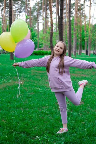 Menina Adolescente Bonita Com Balões Coloridos Traje Roxo Parque Miúdos — Fotografia de Stock