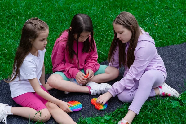 Tres Chicas Adolescentes Juegan Con Juguete Sensorial Moda Pop Aire —  Fotos de Stock