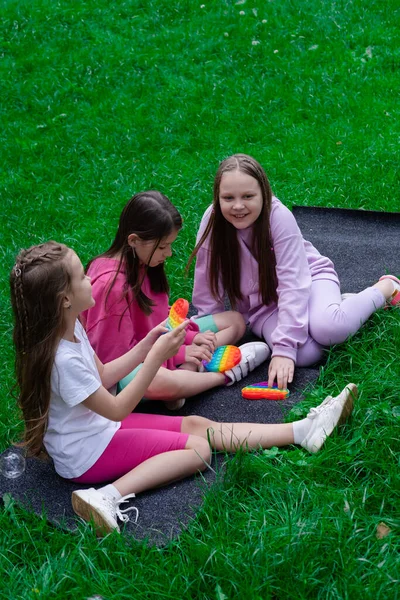 Tres Chicas Adolescentes Juegan Con Juguete Sensorial Moda Pop Aire —  Fotos de Stock