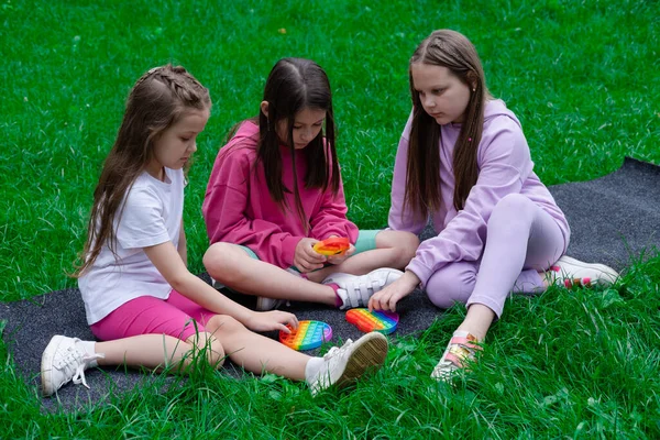 Drei Mädchen Teenageralter Spielen Mit Trendigem Sinnesspielzeug Das Draußen Auf — Stockfoto