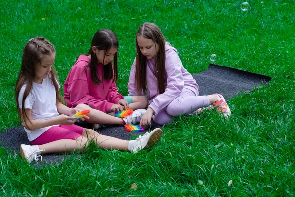 Drei Mädchen Teenageralter Spielen Mit Trendigem Sinnesspielzeug Das Draußen Auf — Stockfoto