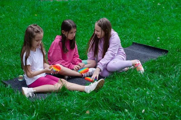 Drei Teenager Mädchen Bunten Klamotten Spielen Mit Trendigen Sensorischen Spielzeugen — Stockfoto