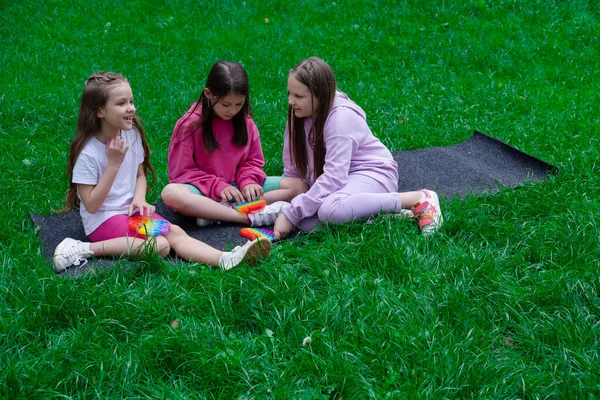 Drei Teenager Mädchen Bunten Klamotten Spielen Mit Trendigen Sensorischen Spielzeugen — Stockfoto