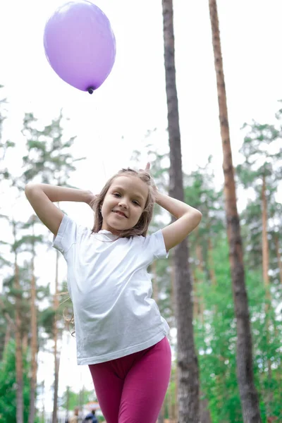 Красива Дівчина Рожевих Легінсах Білій Футболці Фіолетовою Повітряною Кулею Парку — стокове фото