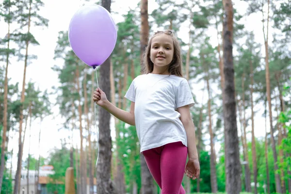 Smuk Pige Lyserøde Leggings Hvid Shirt Med Lilla Varmluftsballon Parken - Stock-foto