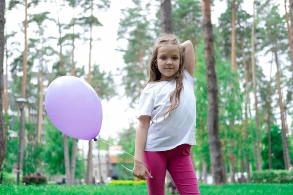 Ładna Dziewczyna Różowych Legginsach Białej Koszulce Fioletowym Balonem Parku Holliday — Zdjęcie stockowe