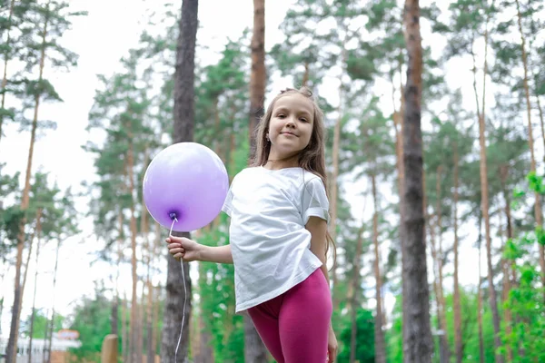 Smuk Pige Lyserøde Leggings Hvid Shirt Med Lilla Varmluftsballon Parken - Stock-foto