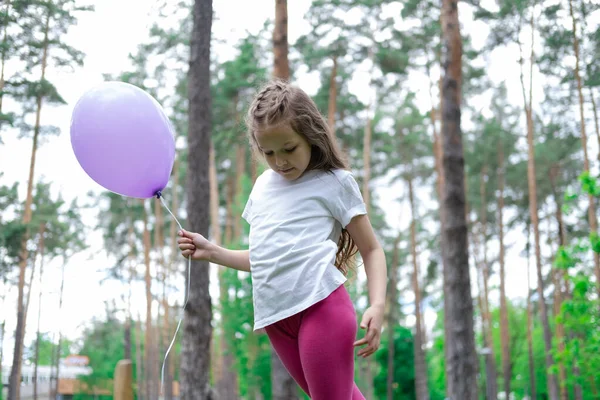 Smuk Pige Lyserøde Leggings Hvid Shirt Med Lilla Varmluftsballon Parken - Stock-foto