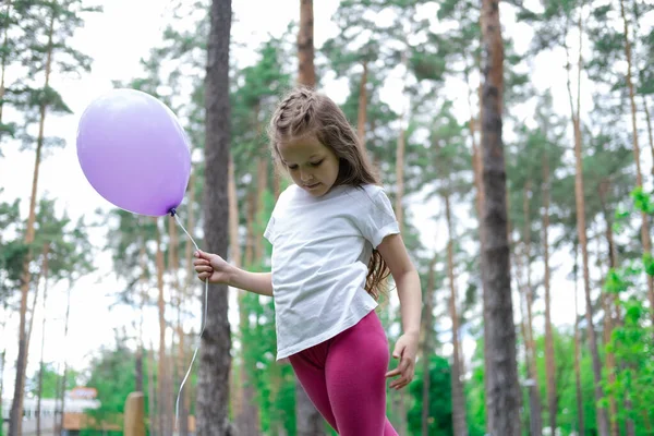 Bonita Chica Polainas Rosas Camiseta Blanca Con Globo Aerostático Morado —  Fotos de Stock