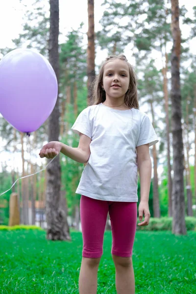 Menina Bonita Leggings Rosa Shirt Branca Com Balão Quente Roxo — Fotografia de Stock