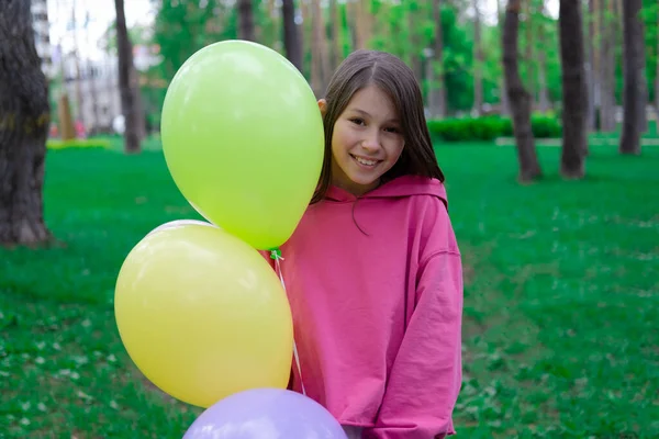 Açık Havada Elinde Renkli Balonlar Tutan Pembe Elbiseli Tatlı Esmer — Stok fotoğraf