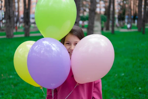 Hezká Mezi Teenager Brunetka Dívka Růžové Drží Barevné Horkovzdušné Balónky — Stock fotografie