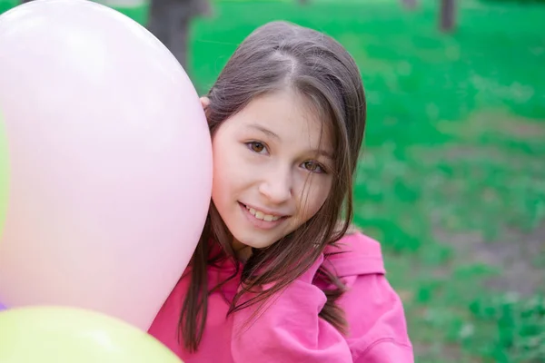 Ładny Nastolatek Brunetka Dziewczyna Różowy Gospodarstwa Kolorowe Balony Ogrzane Powietrze — Zdjęcie stockowe