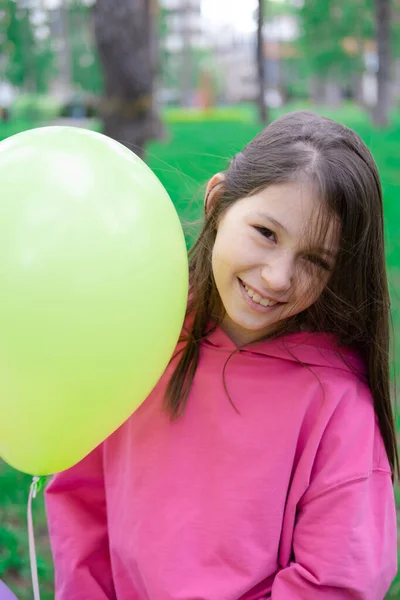 Bastante Adolescente Morena Chica Rosa Celebración Coloridos Globos Aire Caliente —  Fotos de Stock