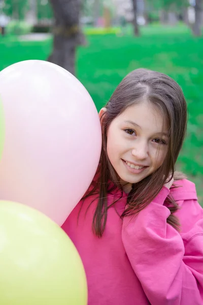 Muito Tween Adolescente Morena Menina Rosa Segurando Coloridos Balões Quente — Fotografia de Stock