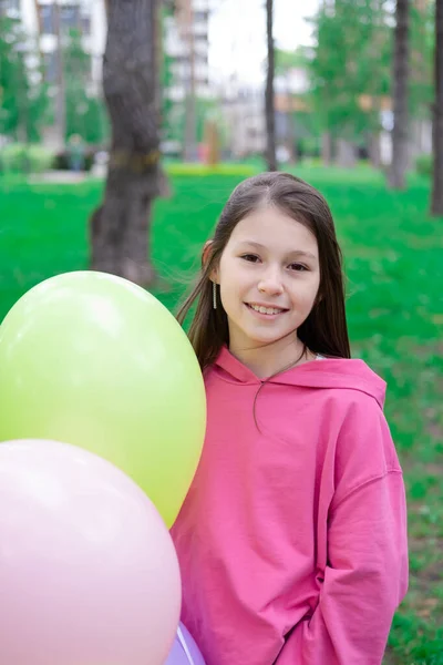 Hezká Mezi Teenager Brunetka Dívka Růžové Drží Barevné Horkovzdušné Balónky — Stock fotografie