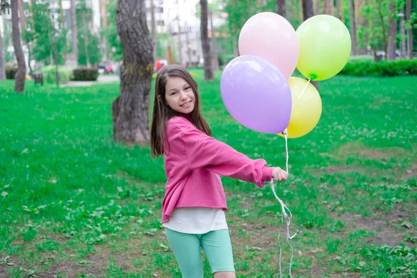 Doce Tween Morena Menina Rosa Segurando Balões Coloridos Livre Festa — Fotografia de Stock