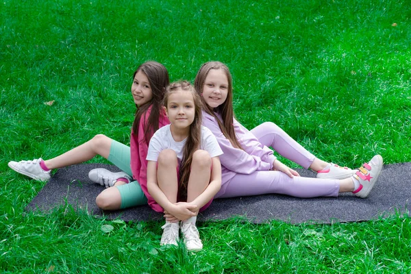 Três Belas Meninas Adolescentes Felizes Tween Roupas Coloridas Sentado Grama — Fotografia de Stock