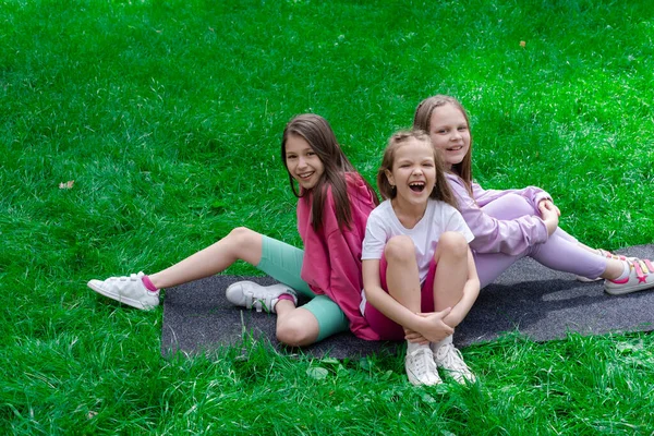 Tres Hermosas Niñas Adolescentes Felices Ropa Colorida Sentada Sobre Hierba —  Fotos de Stock