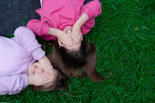 Zwei Hübsche Millennial Kids Freunde Liegen Auf Grünem Gras Park — Stockfoto