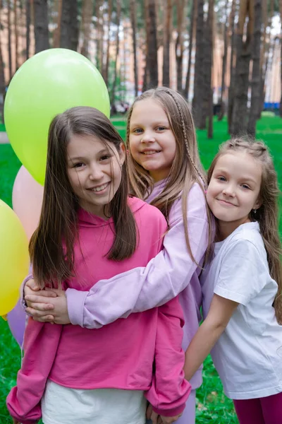 Tres Chicas Guapas Ropa Colorida Abrazándose Cerca Globos Aire Caliente —  Fotos de Stock