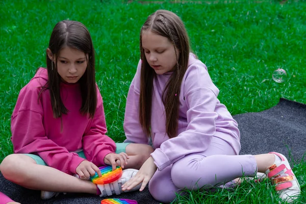 Zwei Teenager Mädchen Spielen Mit Trendigem Sinnesspielzeug Das Draußen Auf — Stockfoto