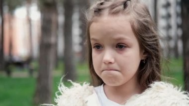 Küçük tatlı anaokulu kızı ağlıyor. Mutsuz çocuk. ekstra yavaş çekim.