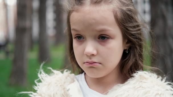 Söt Liten Förskoleflicka Som Gråter Upprörda Olyckliga Barn Extra Slow — Stockvideo