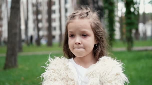 Милая Маленькая Дошкольница Плачет Расстроить Несчастного Ребенка Дополнительная Задержка — стоковое видео