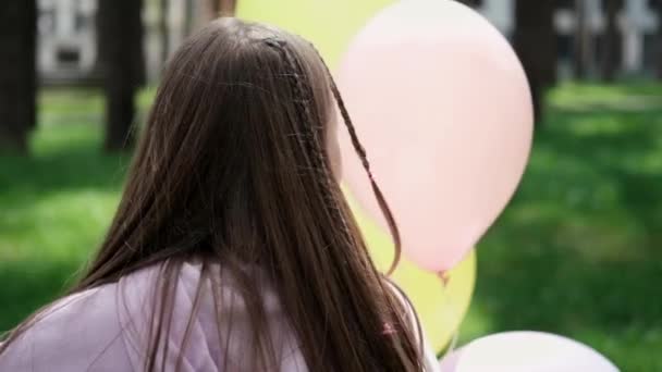 Ładna Dziewczyna Nastolatek Fioletowy Kostium Zabawy Balonami Świeżym Powietrzu Holliday — Wideo stockowe