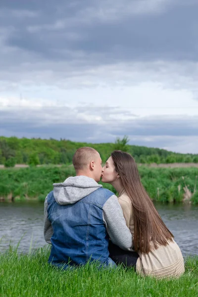 Söta Par Sitter Vid Vattnet Floden Grönt Gräs Attraktiv Brunett — Stockfoto