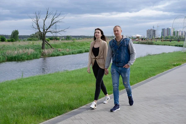 Nehrin kenarında el ele tutuşarak yürüyen mutlu bir çift. Esmer kadın ve kel adam. Karım ve kocam. Başarılı evlilik, gerçek aşk. Romantik bir buluşma..