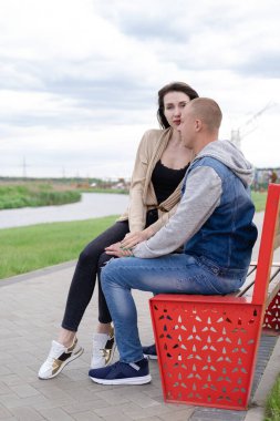 Parktaki bankta oturan genç ve güzel bir çift.