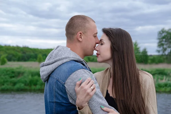 Feliz Casal Jovem Livre Perto Lago Grama Verde Homem Careca — Fotografia de Stock