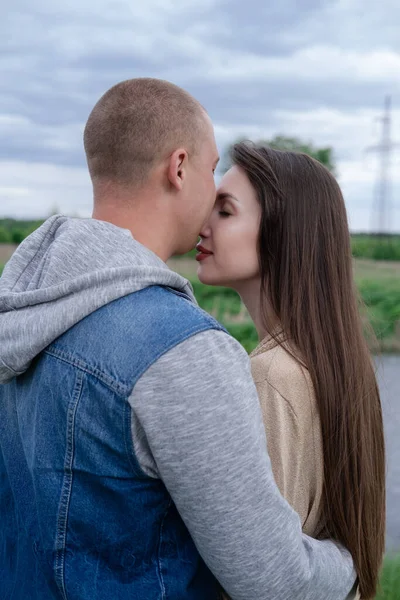 Šťastný Mladý Pár Venku Jezera Zelené Trávy Plešatý Muž Bruneta — Stock fotografie