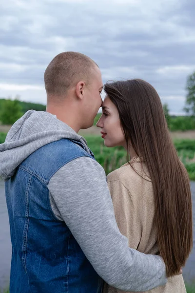 Šťastný Mladý Pár Venku Jezera Zelené Trávy Plešatý Muž Bruneta — Stock fotografie