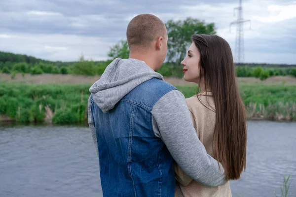 Jovem Par Moda Livre Homem Careca Mulher Morena Marido Mulher — Fotografia de Stock