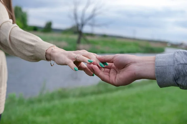 Mãos Homem Mulher Aproximarem Toque Suave Doce Mãos Contexto Natureza — Fotografia de Stock